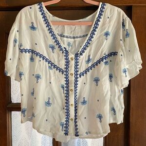 Stunning NWOT O’Neill Button-down Blue and White Cropped Floral Top